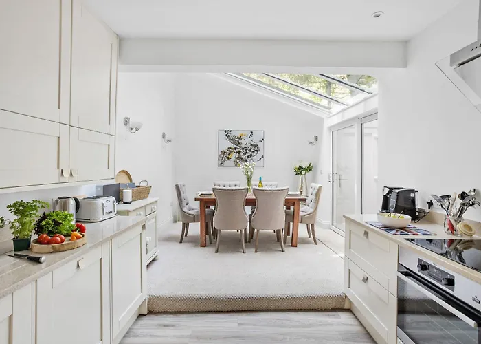 Pet Friendly hotel: 10 Clarence Hill - Elegant Town House With Outside Space